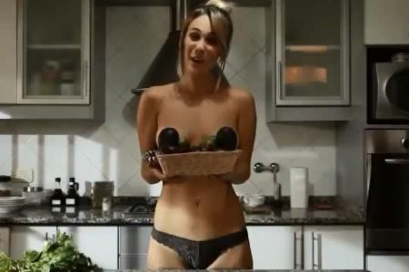 002 Nackte Youtuberin.jpg