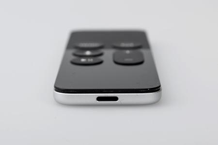 Die Fernbedienung des Apple TV 4 lädt man per Lightning-Anschluss.