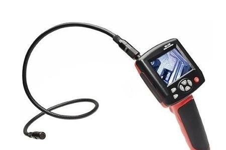 Mit einer Endoskopkamera lassen sich schlecht einsehbare Stellen besonders leicht kontrollieren.