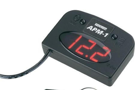 Spannungsanzeiger wie der APM-1 informieren auch während der Fahrt über den aktuellen Ladezustand der Autobatterie.