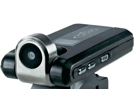 Dashcams wie die CarCamOne V2 zeichnet das Verkehrsgeschehen einer Speicherkarte ab.