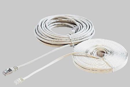 Flache Ethernetkabel vom Typ CAT.5 sind zwar ungeschirmt, passen dafür aber auch unter der Tür problemlos durch.