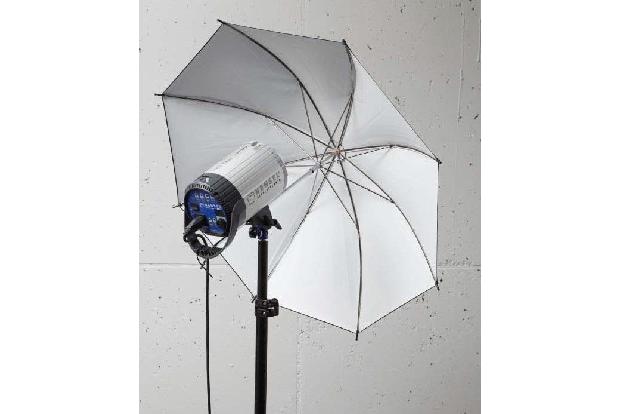 Sehr einfach, sehr effektiv, sehr günstig: Schirme gibt es als Durchlicht-Schirme und als Reflektoren.