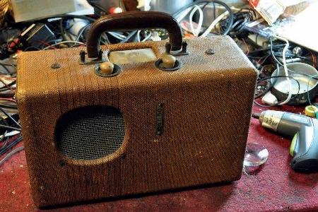 Ein Kofferradio im wahrsten Sinn des Wortes. Das Batteriefach ist über die Unterseite erreichbar.