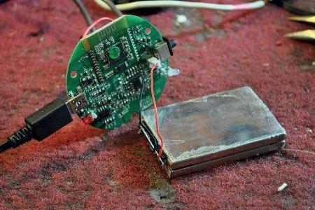 Test der Ladeeinheit des neuen Akkus, währenddessen wird der Akku komplett geladen.