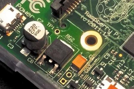 Den Messpunkt TP1 auf der ersten Generation des Raspberry Pi wird zur Arbeit mit dem Voltmeter benötigt, um Spannungsabfälle...