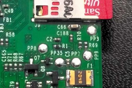 Bei den Geräten der zweiten Generation befinden sich auf der Rückseite Pads für Messungen mit dem Multimeter.