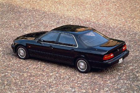 1990 erschien die zweite Generation. Zunächst die Limousine, ein jahr später das Coupé.