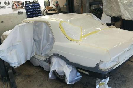 Nach den umfangreichen Karosseriearbeiten am Heck wurden die Seitenteile bis zur Dachkante beilackiert. Hier ist die Vorbere...