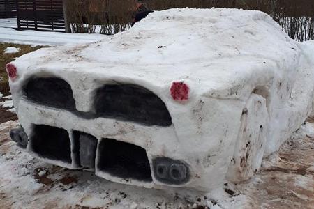 Ferrari LaFerrari aus Schnee