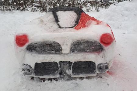 Ferrari LaFerrari aus Schnee