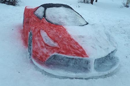 Ferrari LaFerrari aus Schnee