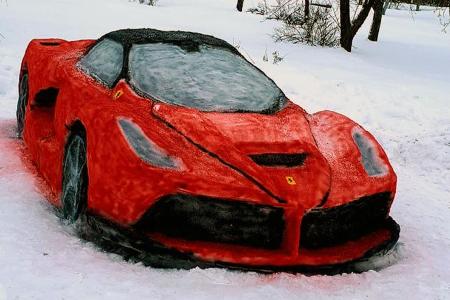 Ferrari LaFerrari aus Schnee