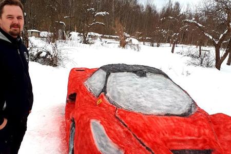 Ferrari LaFerrari aus Schnee