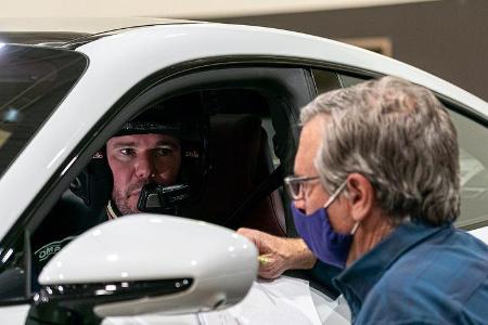 Porsche Taycan Turbo S beim Hallen-Sprint-Guinness-Weltrekord mit Leh Keen