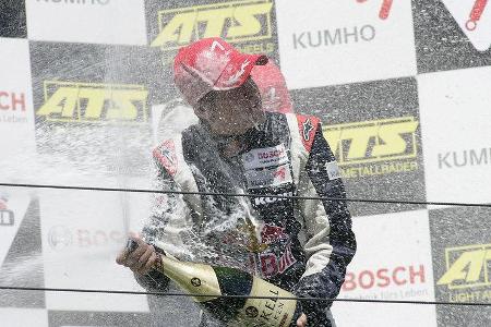 So ausgelassen der Hesse bei der Champagnerdusche agiert, ...