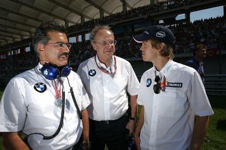 Sein erster Einsatz als Freitags-Testfahrer erfolgte beim GP Türkei 2006. Hier mit BMW-Renndirektor Mario Theissen und Entwi...
