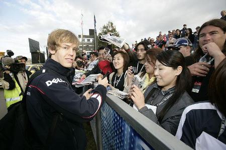 Schnell wurde Vettel zu einem begehrten Autogrammschreiber, so wie hier 2007 in Melbourne.