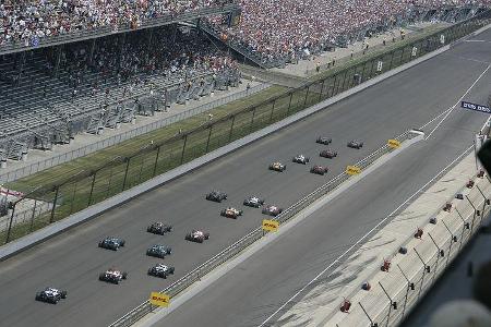 Nach Platz sieben im Training verlor Vettel wegen eines Elektronik-Problems einige Plätze beim Start, ...