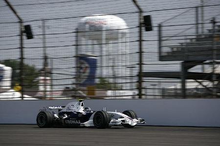 ... holte jedoch wieder auf und wurde Achter. Damit war Vettel mit 19 Jahren, elf Monaten und 14 Tagen der jüngste Pilot, de...