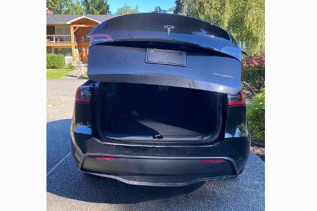 Tesla Model Y mit gebrochenem Heckklappen-Glas
