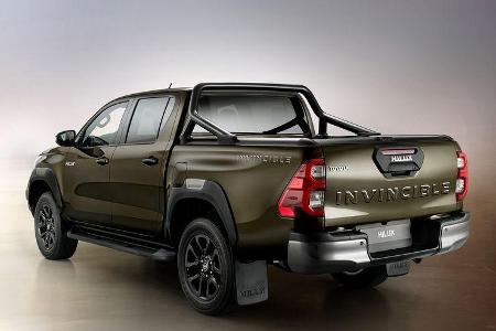 Die Umrandung des Heckklappengriffs nimmt die Trapezform des Kühlergrills wieder auf