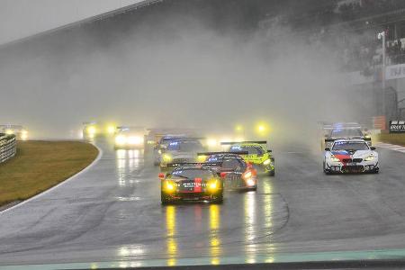 Das 24h-Rennen Nürburgring findet dieses Mal unter besonderen Umständen statt. Bei Regen und Temperaturen um 5 Grad Celsius ...