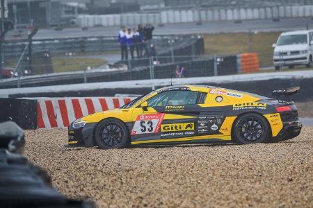 Auch die ersten Opfer gab es schon in der ersten Rennstunde. Der GITI-R8 strandete im Kiesbett.