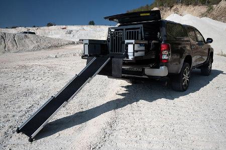 12/2020, Mitsubishi L200 mit Hunde-Zubehör