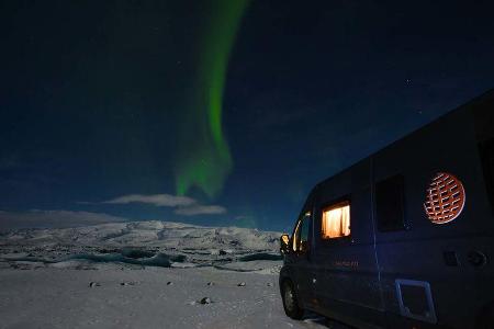 In Schweden kann man im Winter ein unglaubliches Naturschauspiel bewundern: die Polarlichter. Auch hier ist Wild-Campen weit...