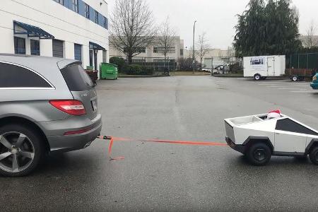 Mini-Cybertruck gegen Mercedes R-Klasse