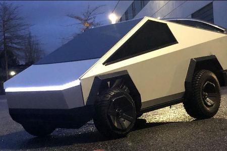 Mini-Cybertruck gegen Mercedes R-Klasse
