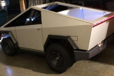 Mini-Cybertruck gegen Mercedes R-Klasse