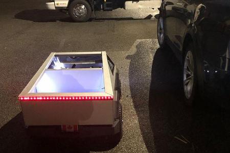 Mini-Cybertruck gegen Mercedes R-Klasse
