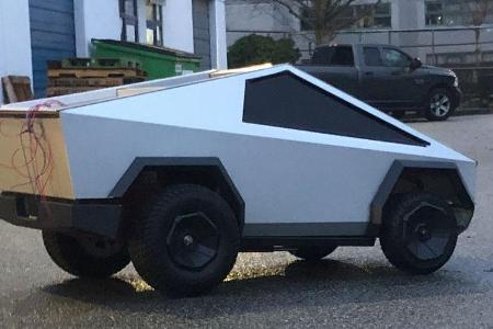Mini-Cybertruck gegen Mercedes R-Klasse