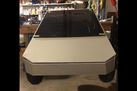 Mini-Cybertruck gegen Mercedes R-Klasse