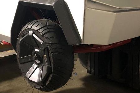 Mini-Cybertruck gegen Mercedes R-Klasse