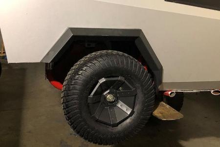 Mini-Cybertruck gegen Mercedes R-Klasse