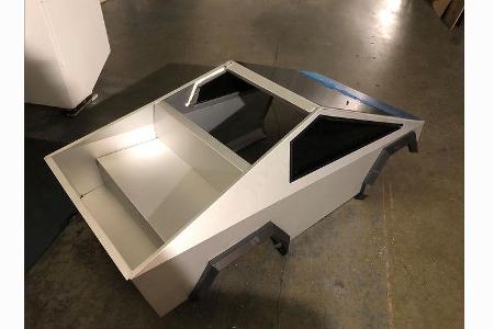 Mini-Cybertruck gegen Mercedes R-Klasse