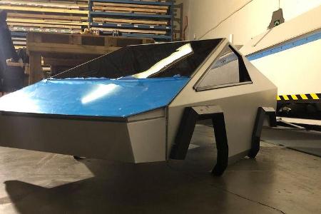 Mini-Cybertruck gegen Mercedes R-Klasse