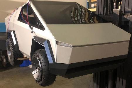 Mini-Cybertruck gegen Mercedes R-Klasse