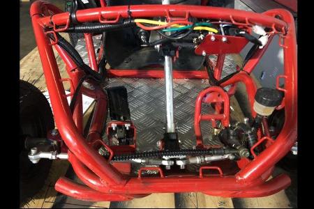 Mini-Cybertruck gegen Mercedes R-Klasse