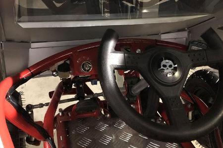 Mini-Cybertruck gegen Mercedes R-Klasse