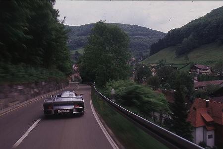 Der GT1 ist mit seinen 24 Stück einer der seltensten Porsche, der jemals das Fabrikgelände verlassen hat. Er gehört in eine ...