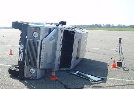 2007 (Heft 14) kippte der Land Rover Defender beim Elchtest von auto motor und sport um.