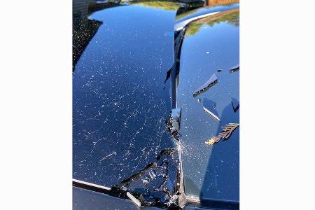 Tesla Model Y mit gebrochenem Heckklappen-Glas