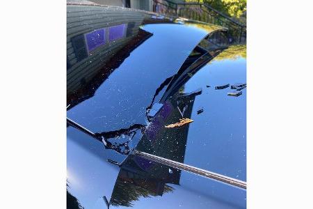 Tesla Model Y mit gebrochenem Heckklappen-Glas