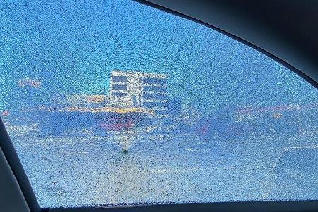 Tesla Model Y mit zersprungener Seitenscheibe