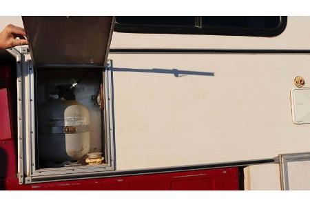 Hummer H1 mit Callen Camper-Absetzkabine