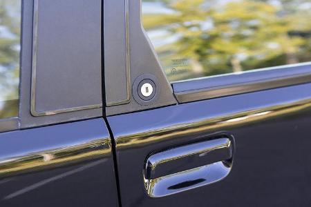 Die Türschlösser leuchten bei Anheben des Türgriffs.